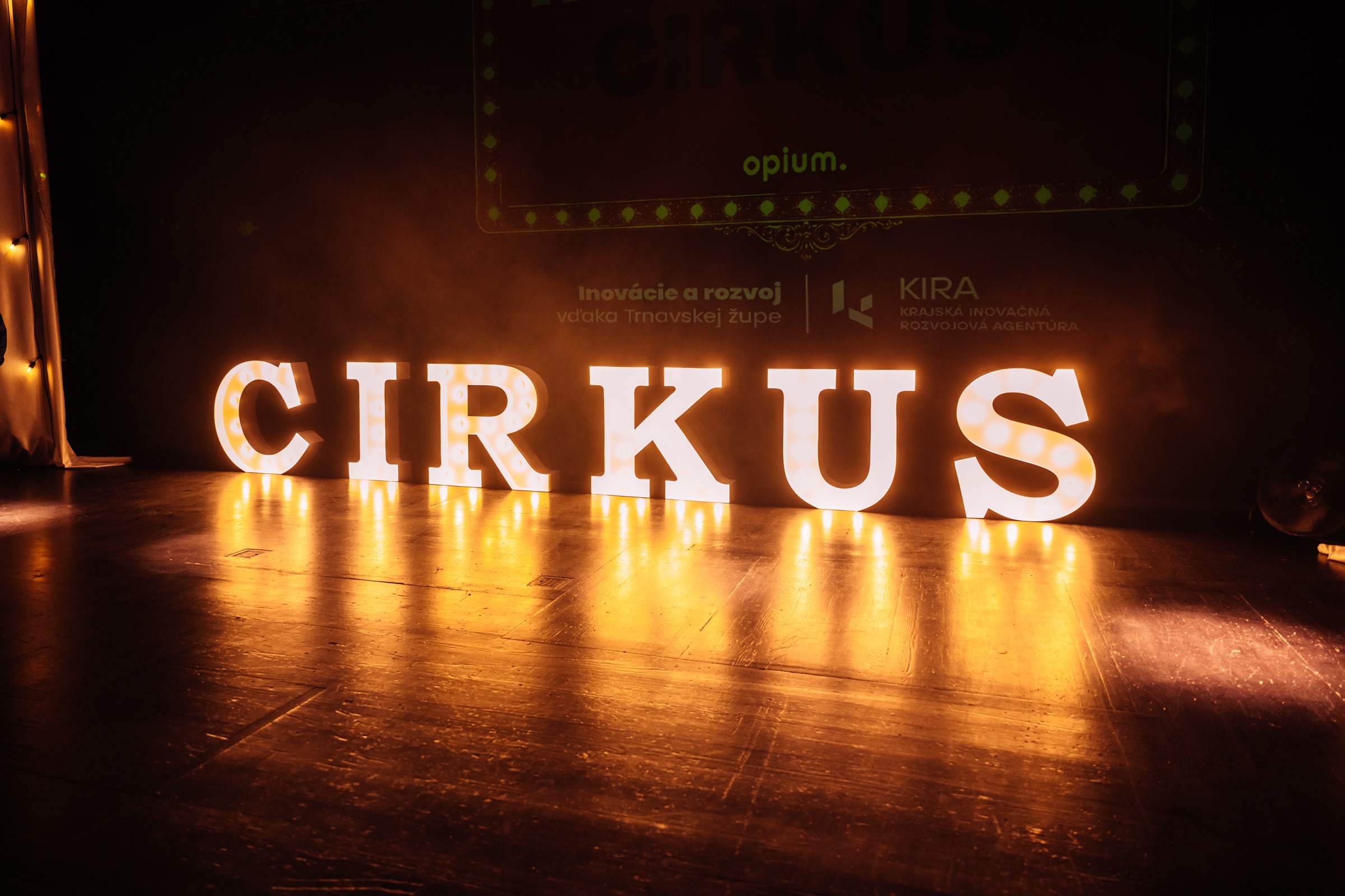 Svietiaci nápis CIRKUS na pódiu Divadla Jána Palárika