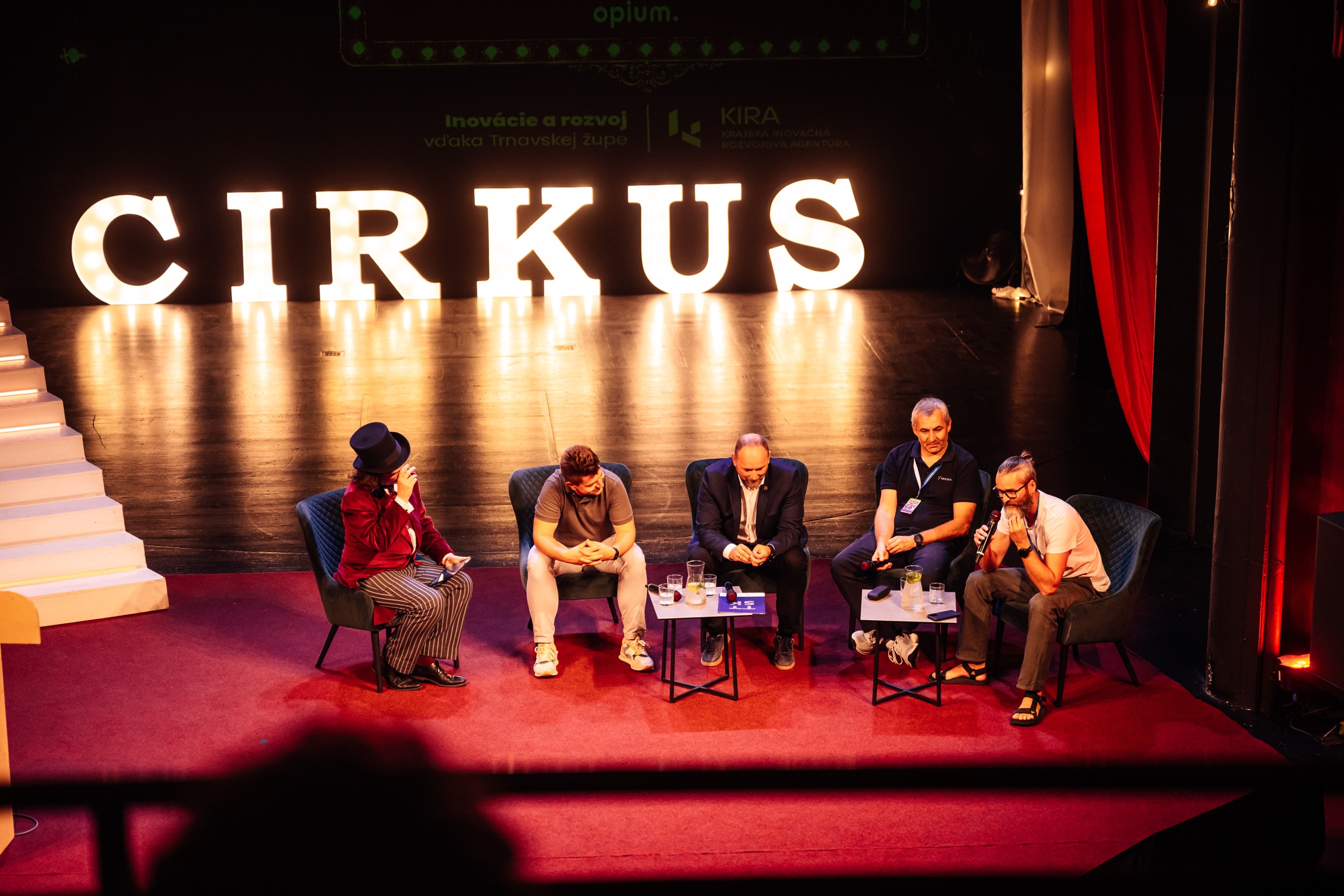 Panelová diskusia pred svietiacim nápisom CIRKUS