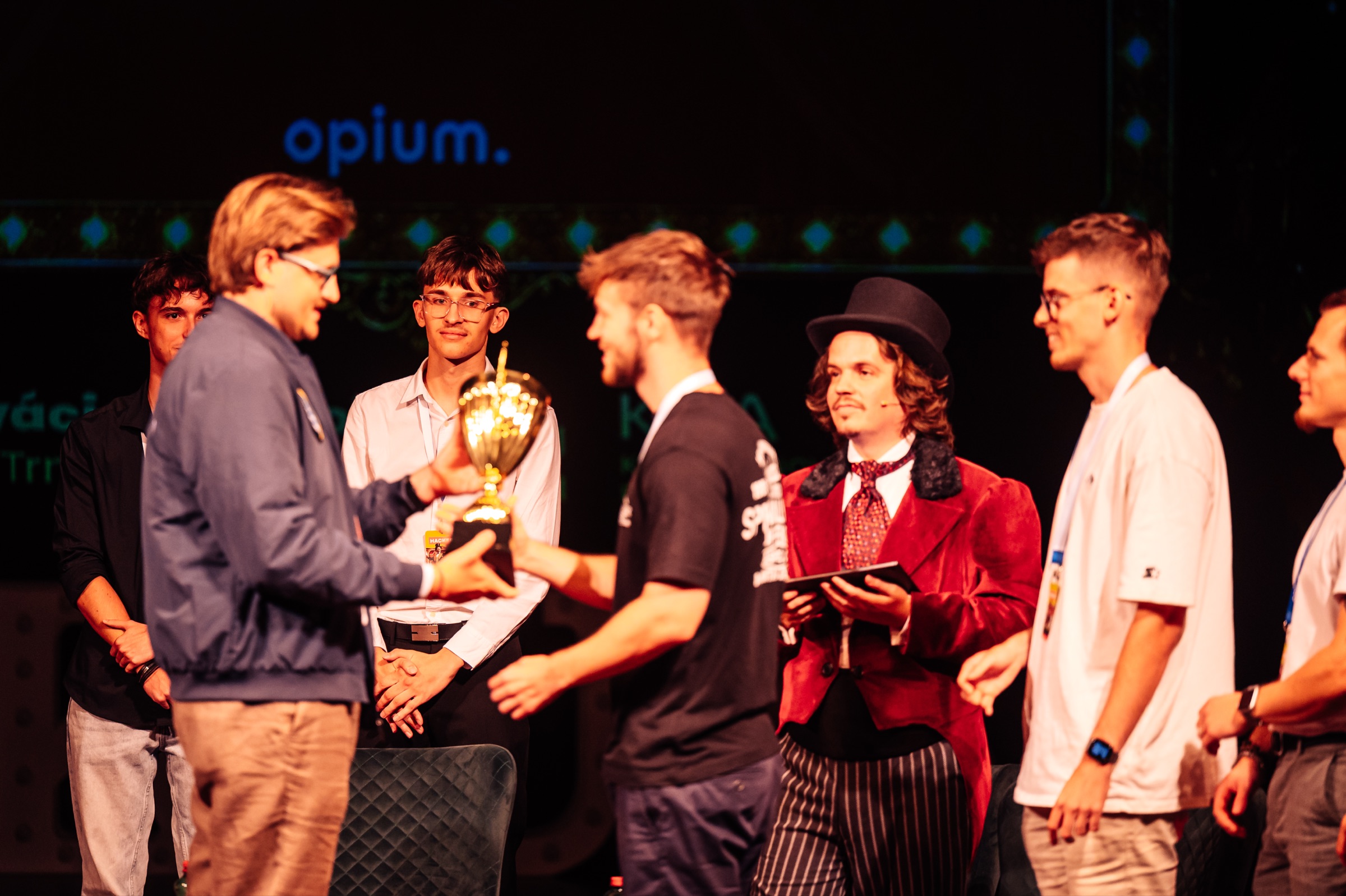 Odovzdávanie pohára víťazom hackathonu