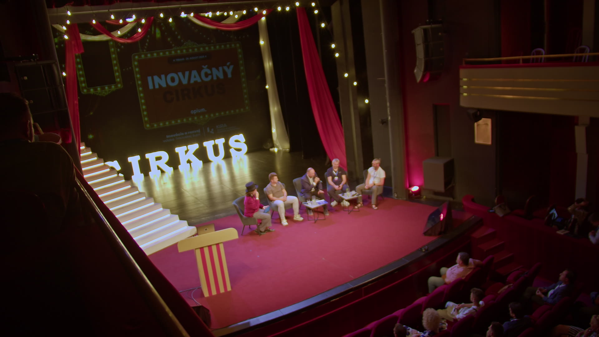 Pódium Divadla Jána Palárika so svietiacim nápisom CIRKUS počas panelovej diskusie